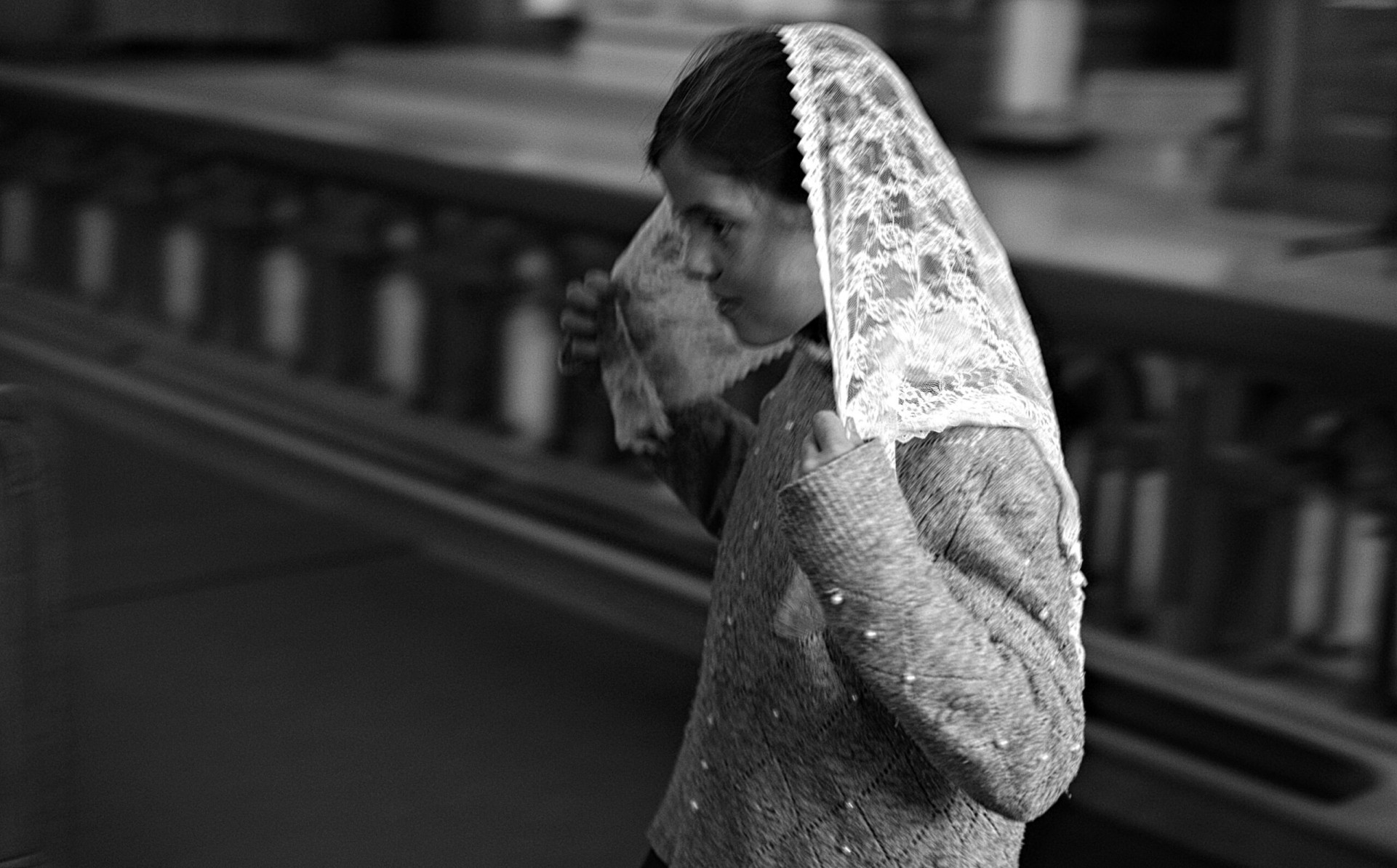 Jeune fille lors d'une cérémonie de mariage catholique.